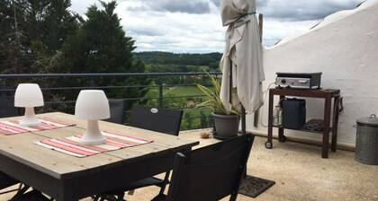 Maison de village style périgourdin, vue sur la vallée terrasse, jardin d'hiver