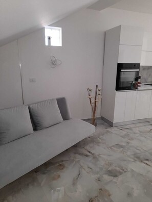 Living area - Charming 3-bedroom apartment with WiFi, AC in lovely Lugoj (Lugoj)