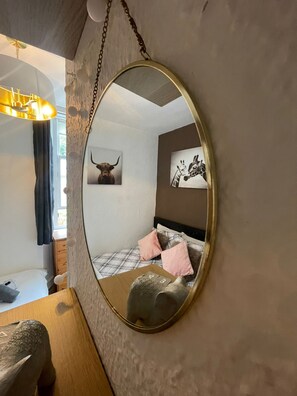 1 間睡房、書桌、熨斗/熨衫板、可攜式嬰兒床