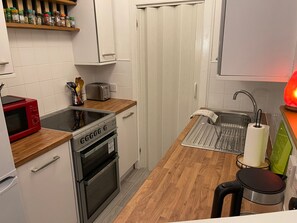 冷蔵庫、電子レンジ、オーブン、コンロ
