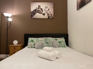 1 quarto, escrivaninha, ferros/tábuas de passar roupa, berço de viagem