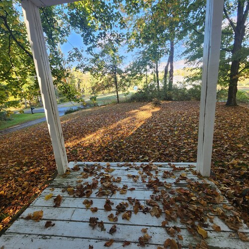 Charming 4-bedroom Farmhouse in  Hudson with WiFi, AC/Fireplace on 11 acres Land