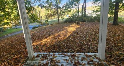 Charming 4-bedroom Farmhouse in Hudson with WiFi, AC/Fireplace on 11 acres Land