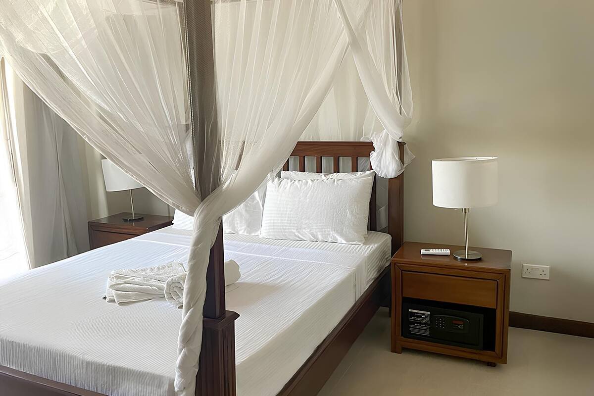 Minibar, in-room safe, desk, WiFi (free)