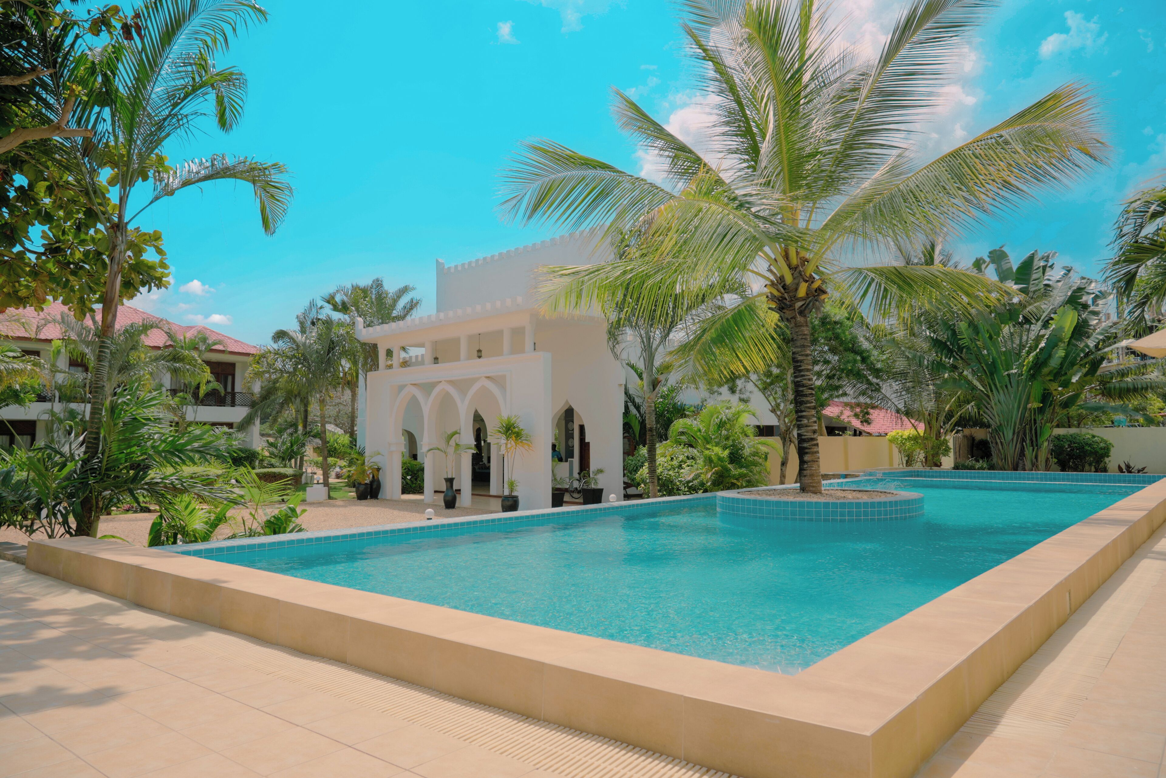 2 من حمّامات السباحة الخارجية