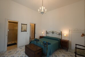 2 habitaciones, tabla de planchar con plancha, wifi y ropa de cama