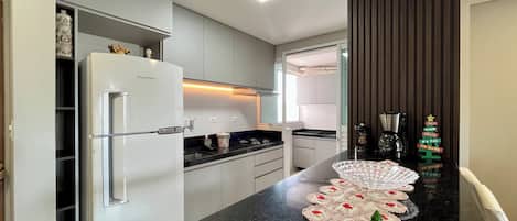 Refrigerador, microondas, parrilla de estufa y cafetera y tetera