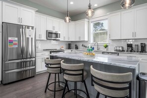 Casa, varias camas, patio, vista al jardín (Beach to Bay Tranquility ) | Cocina privada | Refrigerador, microondas, horno y parrilla de estufa 