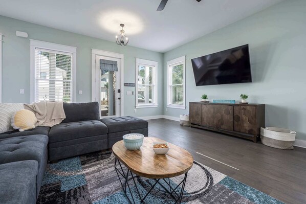 Casa, varias camas, patio, vista al jardín (Beach to Bay Tranquility ) | Área de sala de estar | Televisión de pantalla plana de 55 pulgadas con canales digitales 