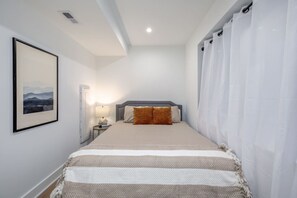 1 chambre, bureau, fer et planche à repasser, accès au Wi-Fi (inclus)