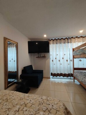 3 habitaciones, tabla de planchar con plancha, wifi y ropa de cama 