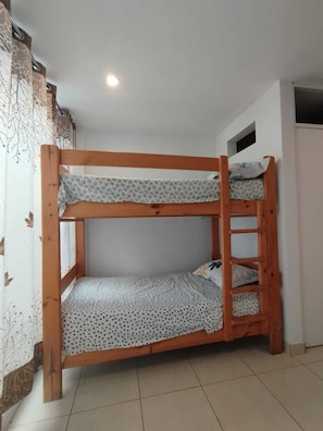 3 chambres, fer et planche à repasser, Wi-Fi, draps fournis