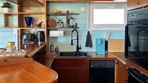 Cafetera y tetera, refrigerador, microondas y horno 