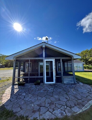 Lakeside Luxury Cottage & Hot Tub