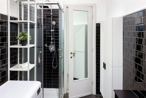 Asciugacapelli, bidet, asciugamani, sapone
