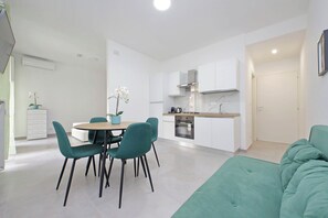 Apartment | Wohnbereich | 32-Zoll-Flachbildfernseher mit Kabelempfang