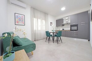 Apartment | Living area | 32-inch flat-screen TV with cable channels - YCH Bagnera Suites  (Rome)