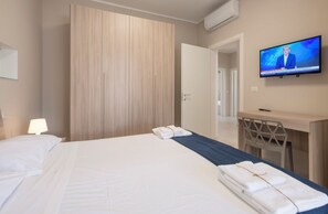 4 chambres, coffre-fort, bureau, fer et planche à repasser