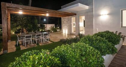 Villa Yara, 300 mt from the Sea, Pool and Garden for Exclusive and Private Use