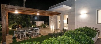 Villa Yara, 300 mt from the Sea, Pool and Garden for Exclusive and Private Use
