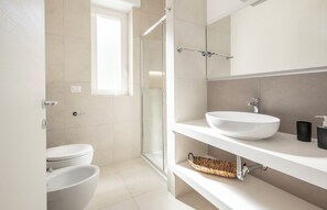 Dusche, Haartrockner, Bidet, Handtücher