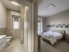 Douche, séchoir à cheveux, bidet, serviettes fournies