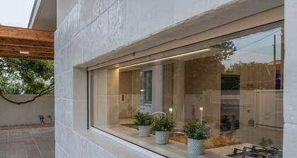 Villa Yara, 300 mt from the Sea, Pool and Garden for Exclusive and Private Use