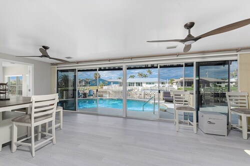 Fall Getaway: Heated Pool, Fishing Dock & Grill