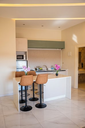 Familien-Suite, 2 Schlafzimmer, Balkon, Stadtblick | Minibar, Zimmersafe, Verdunkelungsvorhänge, schallisolierte Zimmer