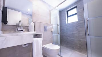 Basic-Zweibettzimmer, 2 Einzelbetten, Stadtblick | Badezimmer | Badewanne und Dusche (separat), Bademäntel, Hausschuhe, Handtücher