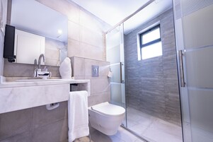 Bañera y ducha independientes, batas, pantuflas, toallas