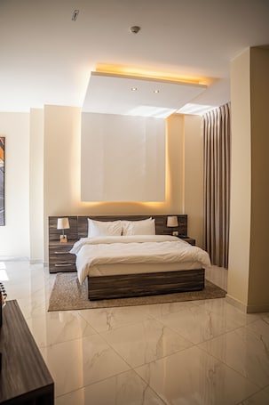 Minibar, caja de seguridad en la habitación y cortinas blackout . Sukoon Hotel Amman