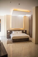 Suite familiar, 2 habitaciones, balcón, vistas a la ciudad | Minibar, caja fuerte, cortinas opacas y sistema de insonorización