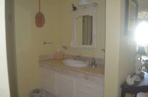 Secador de pelo, toallas, jabón y papel higiénico