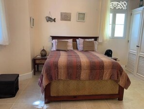 1 dormitorio, caja fuerte, tabla de planchar con plancha y cuna de viaje