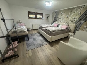 2 bedrooms, iron/ironing board, travel cot, free WiFi - TOP Apartment (Volkach)