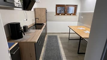 冷蔵庫、電子レンジ、オーブン、コンロ