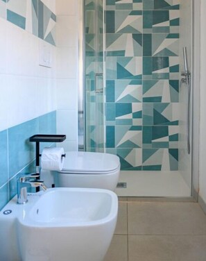 Een douche, een haardroger, een bidet