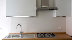 Køleskab, ovn, kogeplade, køkkentøj/tallerkener/redskaber