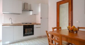 Køleskab, ovn, kogeplade, køkkentøj/tallerkener/redskaber