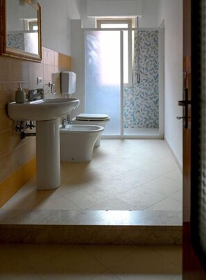 Dusche, Haartrockner, Bidet