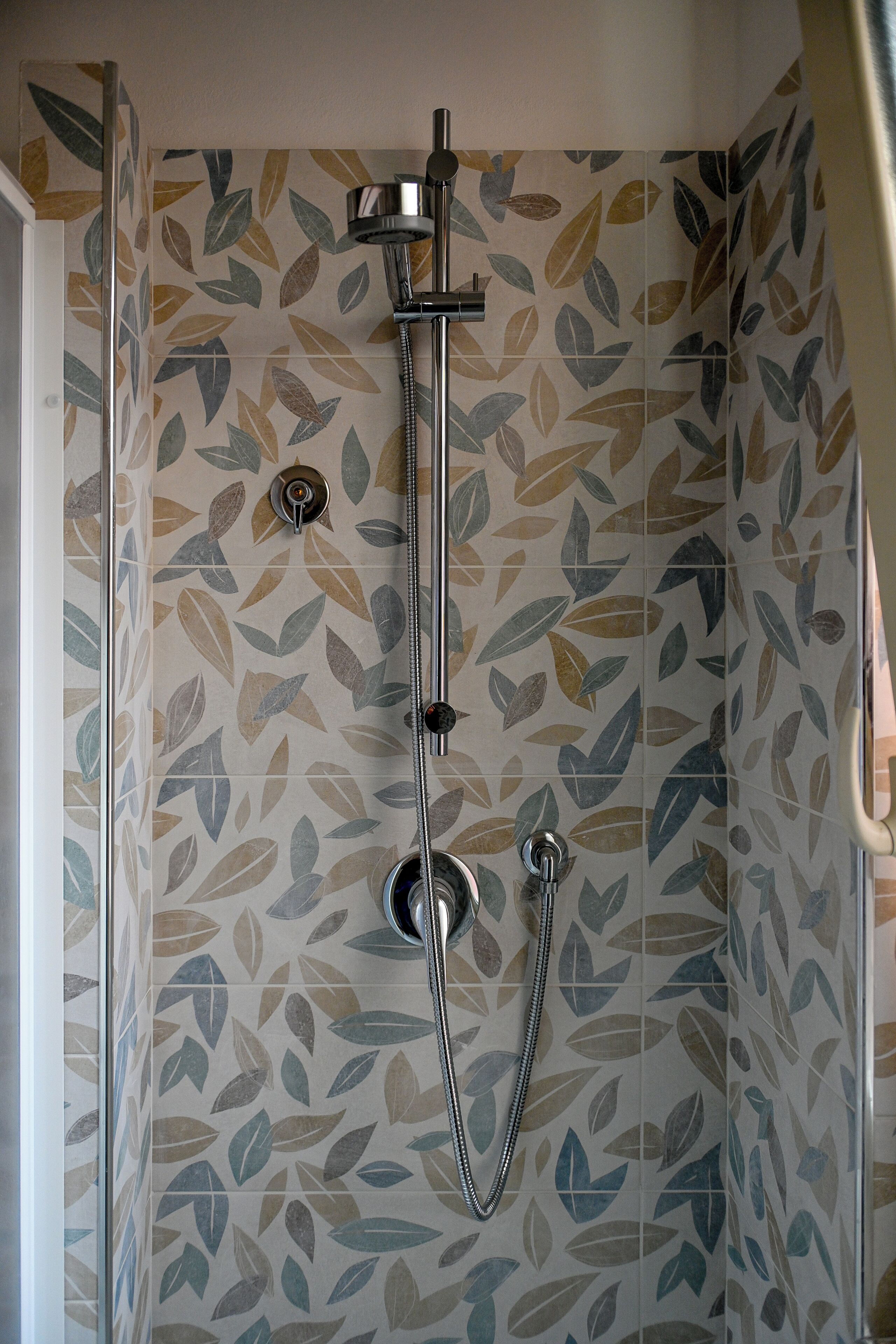 Douche, sèche-cheveux, bidet, serviettes fournies