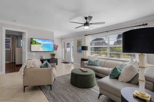 5 BDRM/3 Bath/Naples Luxury/Htd Pool/Nr Beach/Pets