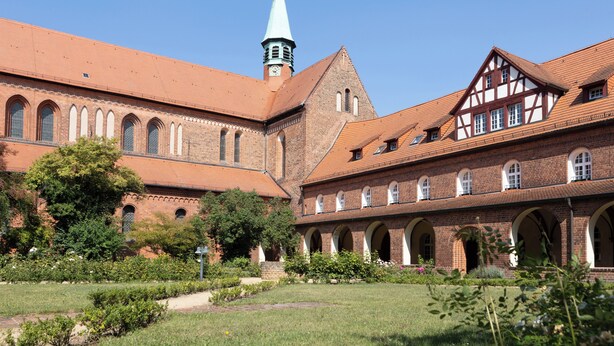 A historic building with a central courtyard, arched walkways, and a prominent tower. - Klosterhotel Lehnin (Kloster Lehnin)