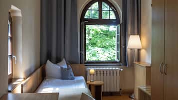 Habitación individual estándar, para no fumadores, vista al parque | Cunas, camas extra, wifi gratis y ropa de cama