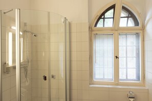 Standard-Doppelzimmer, Parkblick | Badezimmer | Haartrockner, Handtücher, Seife, Shampoo