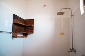 シャワー、タオル、石鹸、トイレットペーパー