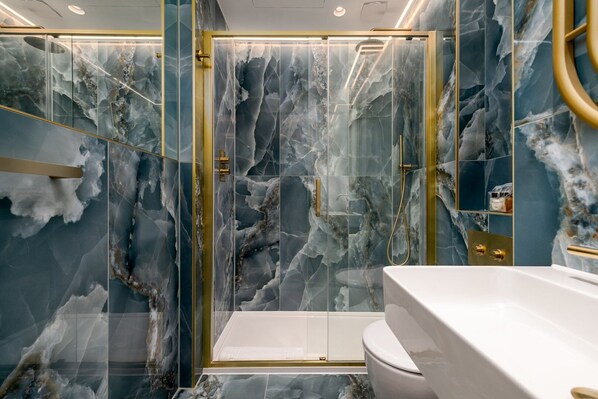 Shower, hair dryer, towels - GuestReady – Refined stay in vibrant Fitzrovia (London)