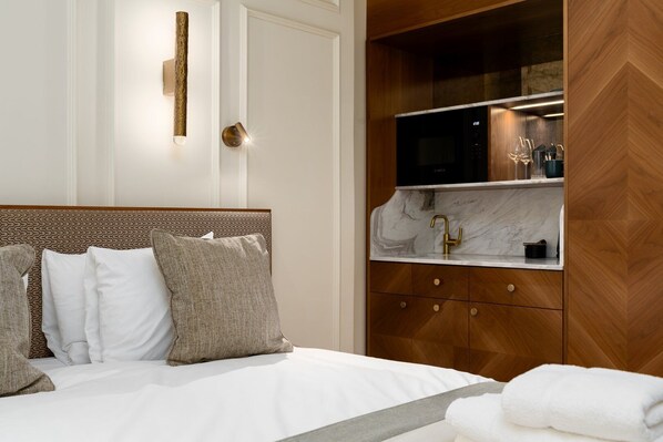1 bedroom, desk, Internet, bed sheets