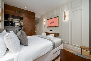 1 bedroom, desk, Internet, bed sheets - GuestReady – Refined stay in vibrant Fitzrovia (London)